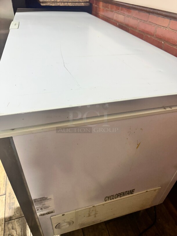 Late Model Frigidaire FFCL2542AW 24.8 Cu. Ft. White Chest Freezer 115 Volt Working - Image 8 of 8