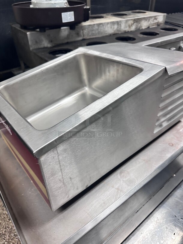 Working APW RTR-4 Refrigerated Topping Rail w/ (4) Sixth-Size Pans & Covers, Stainless 115 Volt NSF - Image 8 of 10