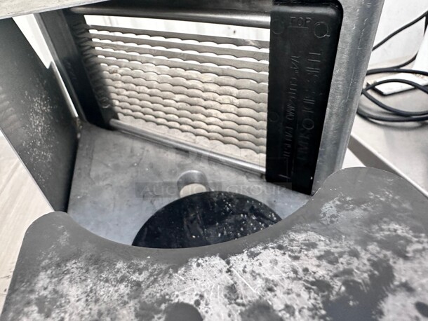 Clean Vollrath 15105 Redco InstaSlice 3/16 inch Commercial Fruit and Vegetable Cutter with Scalloped Blades NSF - Image 8 of 9