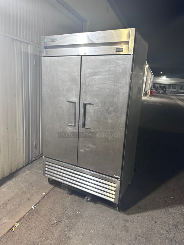 Late Model True T-43F-HC 47 inch Two Section Reach In Freezer, (2) Solid Doors, 115v Working - Image 4 of 10