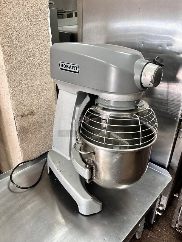 Excellent Hobart HL200 Legacy 20 qt Planetary Mixer - Bench Model, 1/2 hp, 120v Working - Image 1 of 7