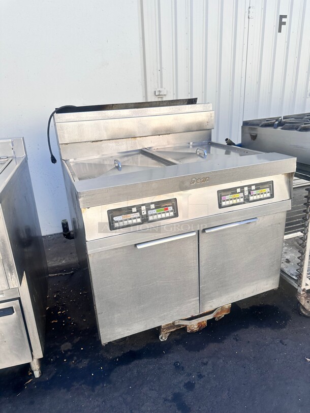 Late Model Frymaster SCFHD260G Gas Fryer - (2) 80 lb Vats, Floor Model, Natural Gas With Filtration System Working  - Image 2 of 9