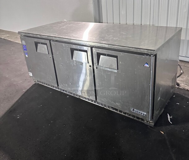 Late Model Everest Refrigeration ETBR3 71.125 Inch Three Section Back Mount Undercounter Refrigerator 22 Cubic Feet 115 Volt Working - Image 5 of 8