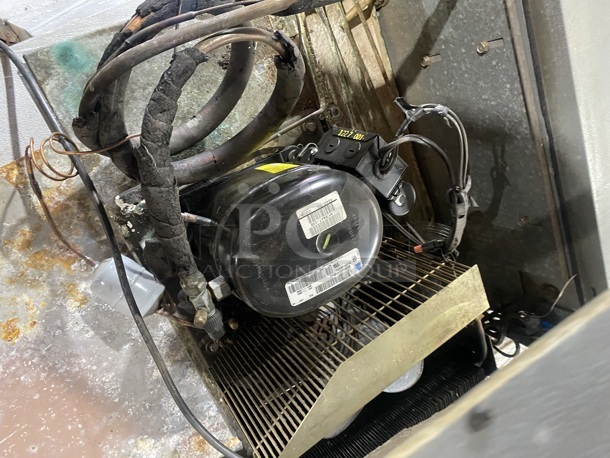 Nice! Norlake Self Contained 6 x 6 Walk In Cooler! With Floor! With Self Contained Compressor/Condenser! 220V 1 Phase!  - Image 5 of 6