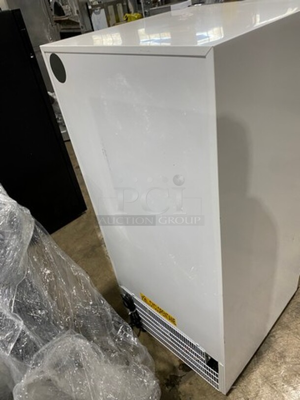 NEW! OUT OF THE BOX! SCRATCH-N-DENT! Whynter Commercial Single Door 10.6 cu. ft. Reach In Cooler Merchandiser! With View Through Door! With Poly Coated Racks! Model: CBM1060XLW 115V - Image 4 of 8