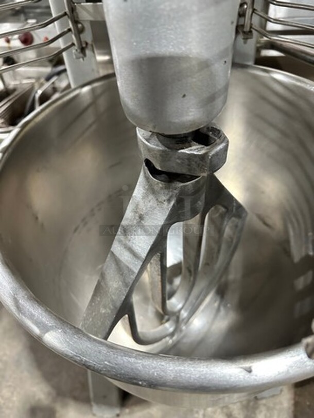 NICE! Univex Commercial 30 Quart Planetary Mixer! With Mixing Bowl And Guard! With Paddle Attachment! WORKING WHEN REMOVED! Model: SRM30 SN: M08020154 115V 60HZ 1 Phase - Image 7 of 10