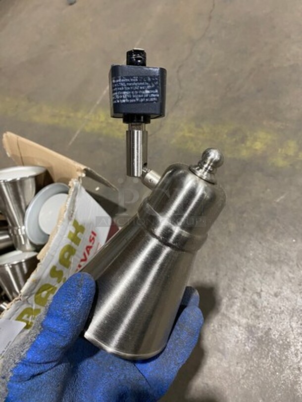 ALL ONE MONEY! Metal Finish Track Light Fixtures! - Image 2 of 4