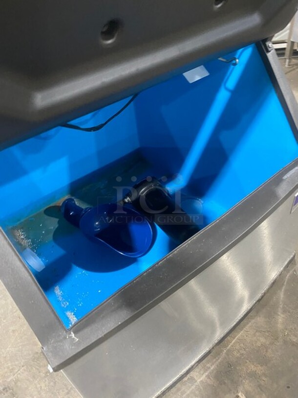 Nice! Late Model! 2019 Manitowoc Commercial AIR COOLED Ice Maker! On Ice Bin! All Stainless Steel! 115V 1 Phase! Model IYT0450A161 Serial 1120525005!  - Image 7 of 9