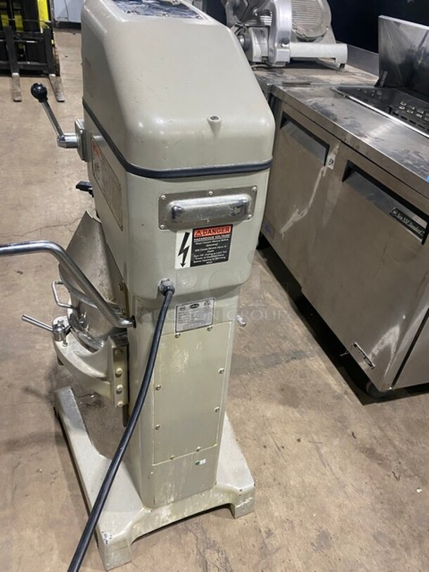 Globe Metal Commercial Floor Style 30 Quart Planetary Dough Mixer w/ Stainless Steel Mixing Bowl, Paddle! MODEL SP30 SN:73 115V  - Image 3 of 12