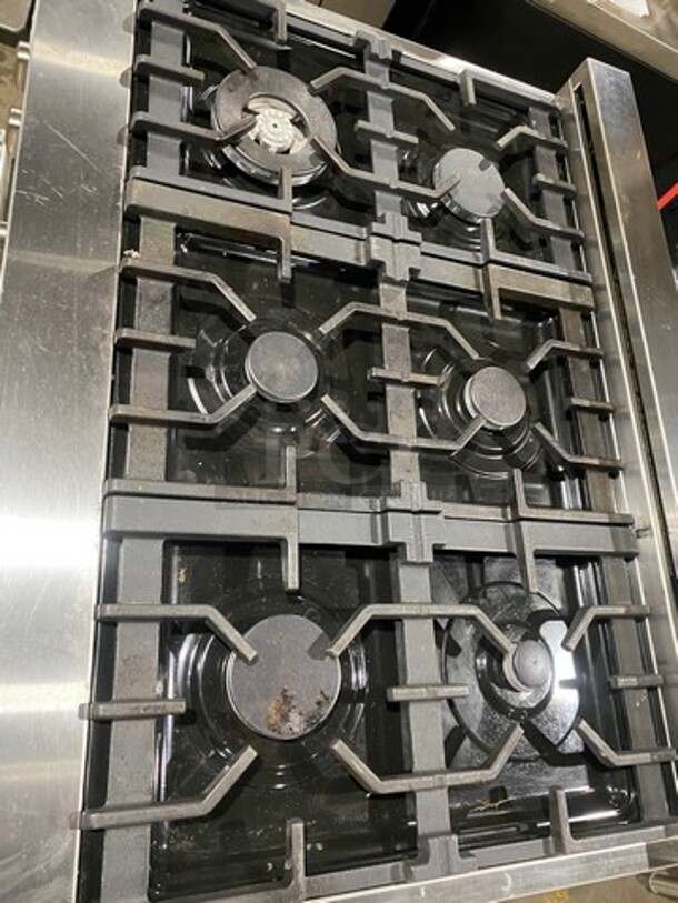 LATE MODEL! 2020 Zline Gas Powered 6 Burner Stove! With Oven Underneath! Stainless Steel! On Legs! Model: RG36 SN: 20072290130 - Image 5 of 10