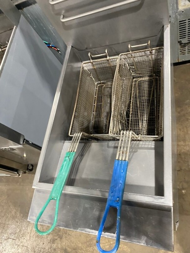 Globe Commercial Natural Gas Powered Deep Fat Fryer! With Backsplash! All Stainless Steel! On Legs! Model: GFF35G SN:10161018  - Image 5 of 9
