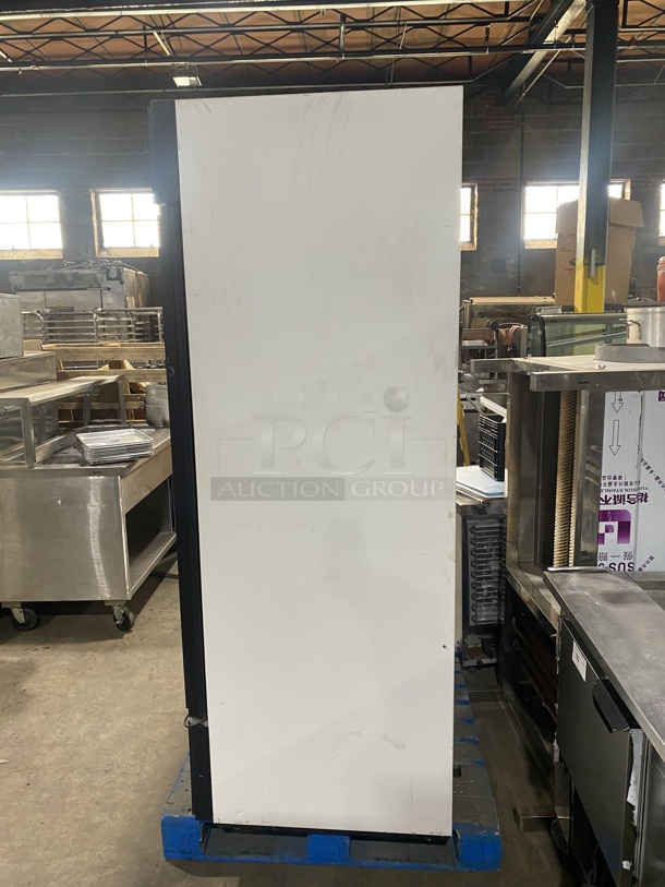 True GDM-49 ENERGY STAR Metal Commercial 2 Door Reach in Cooler Merchandiser w/ Poly Coated Racks. 115 Volts, 1 Phase. SN:7443104 1PH! - Image 2 of 8