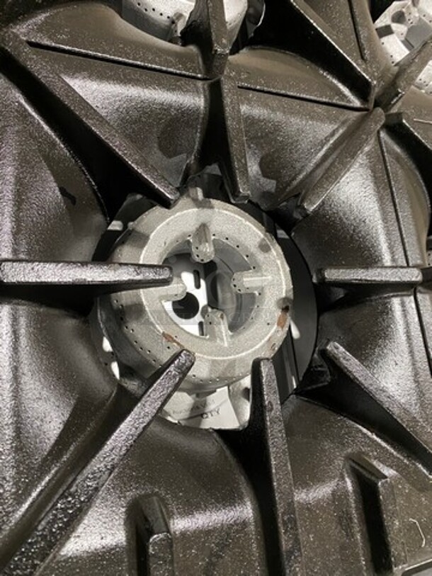 Sunfire Commercial Natural Gas Powered 4 Burner Stove! With Raised Back Splash! With Oven Underneath! All Stainless Steel! On Casters! - Image 6 of 9