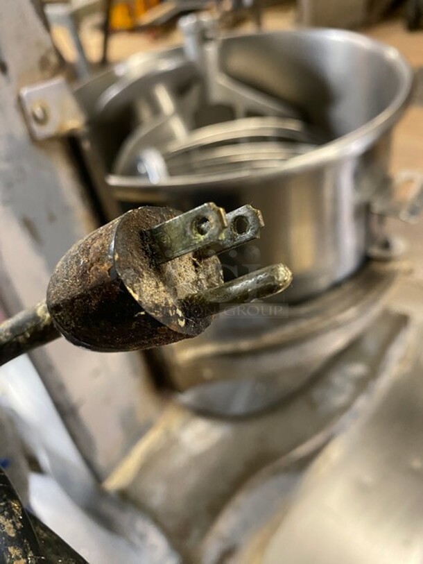 Hobart 20 Quart 1/2 HP Heavy Duty Commercial Planetary Bench Mixer With Bowl! With Dough Hook, Paddle and Whisk Attachments! Working When Removed!  MODEL A200 SN:1513533 115V 1PH - Image 9 of 9