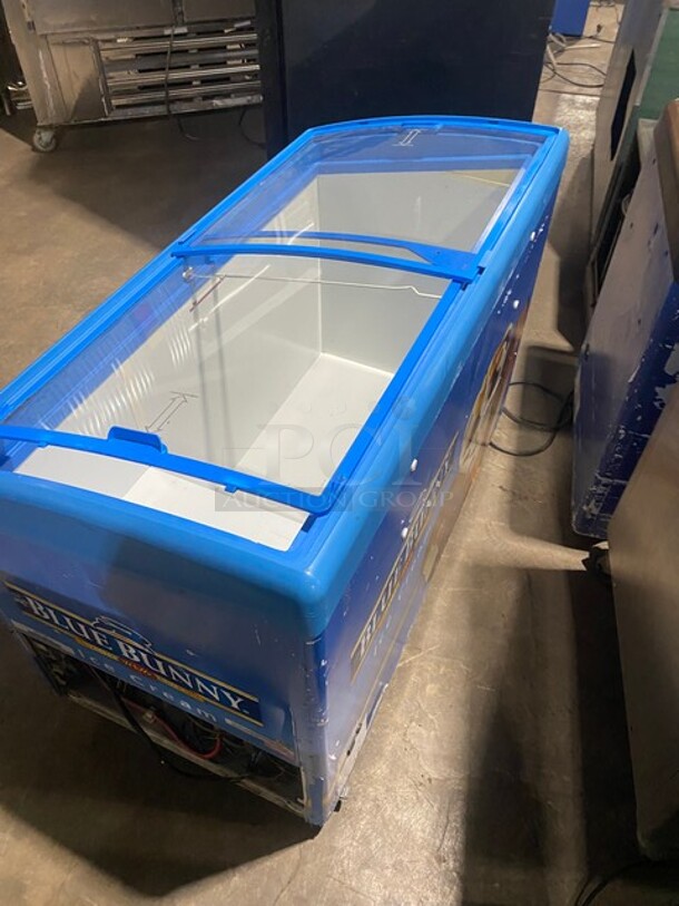 AHT Commercial Reach Down Ice Cream Chest Freezer Display! On Casters! Model: RIOS125 SN:60020500000169 120V 1PH - Image 9 of 9