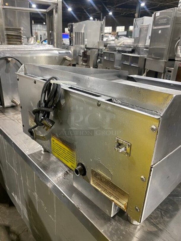Vulcan Commercial Countertop Natural Gas Powered Flat Top Griddle! With Thermostat Controls! With Back And Side Splashes! All Stainless Steel! On Legs! Model: 24RFG SN: 650124046 - Image 4 of 11