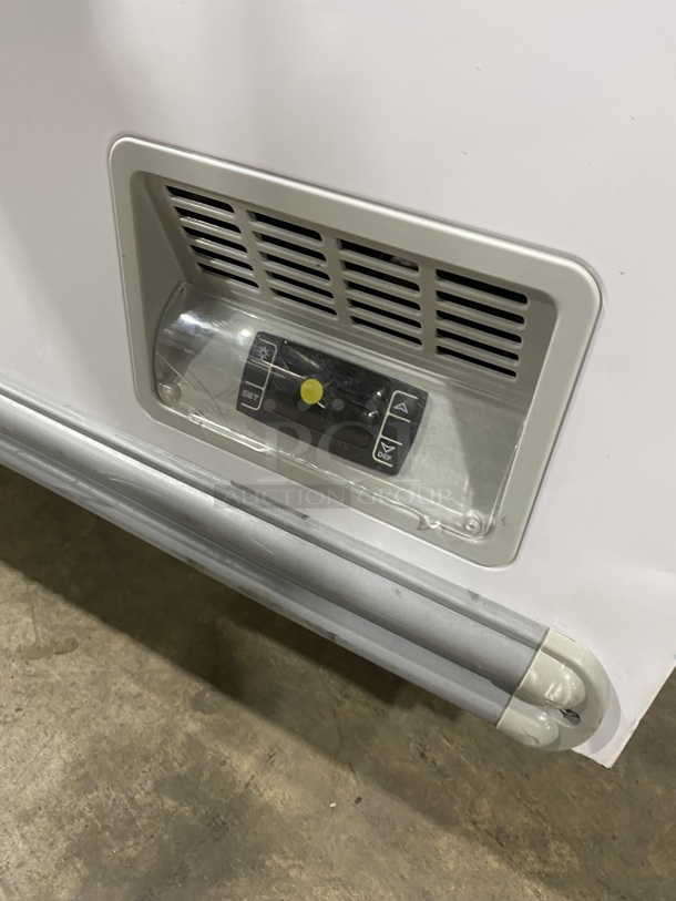 NICE! DUKERS Chest Reach In Freezer! On Casters! Model WD-700Y Serial 0905000DUK200911201000428 115V/60Hz/ - Image 7 of 8