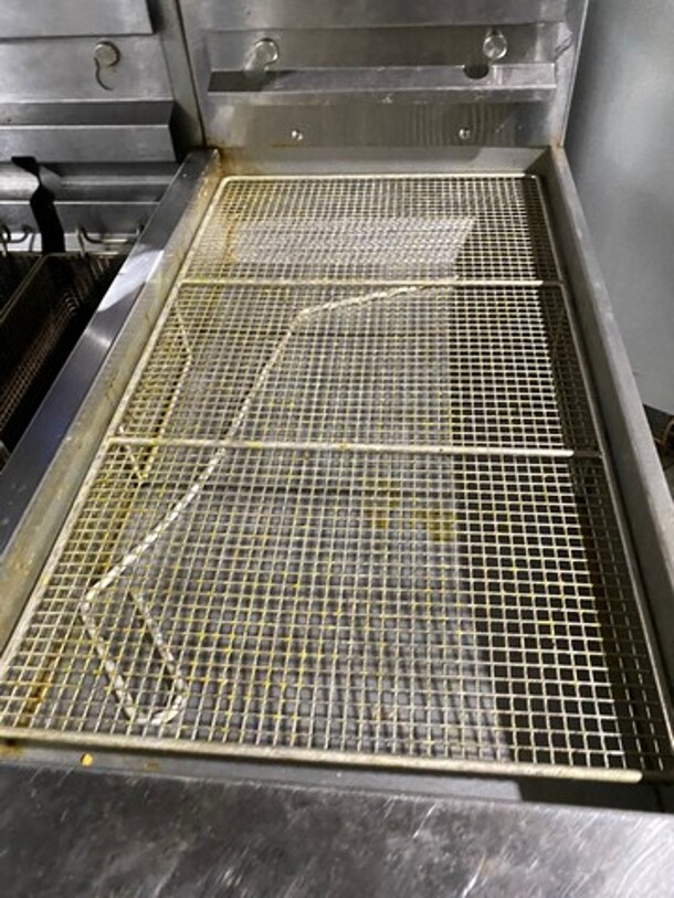 Pitco Frialator Commercial Electric Powered 2 Bay Deep Fat Fryer With Dump Station! With Oil Filter System! All Stainless Steel! On Casters! WORKING WHEN REMOVED! Model: SE14 SN: E10HD036879 208V 60HZ 3 Phase - Image 6 of 12