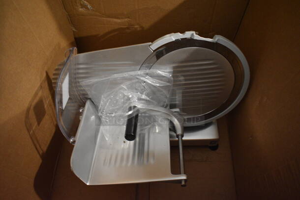 BRAND NEW IN BOX! Waring Stainless Steel Commercial Countertop Meat Slicer. 20x17x16. Tested and Working!
