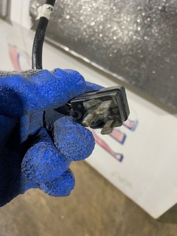 Leer Commercial Outdoor 2 Door Ice Merchandiser! Model: 602SA33MS SN: HAA0772 115V - Image 8 of 8