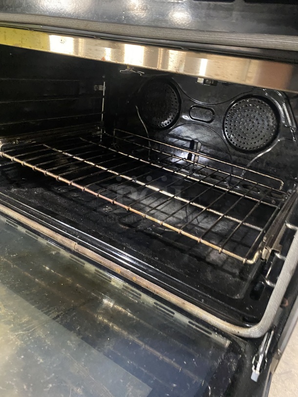 ZLINE Gas Powered 4 Burner Stove! With Oven Underneath! Stainless Steel! On Legs! MODEL: RG30 SN:20082976013! - Image 6 of 10