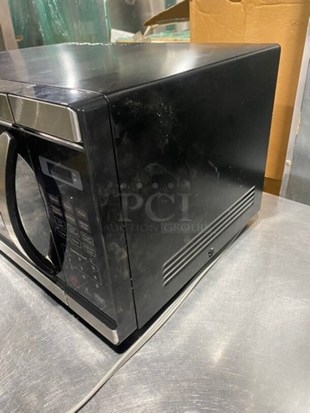 LATE MODEL! 2022 Black & Decker Countertop Microwave Oven! Model: EM031M2SD 120V 60HZ 1 Phase - Image 3 of 8