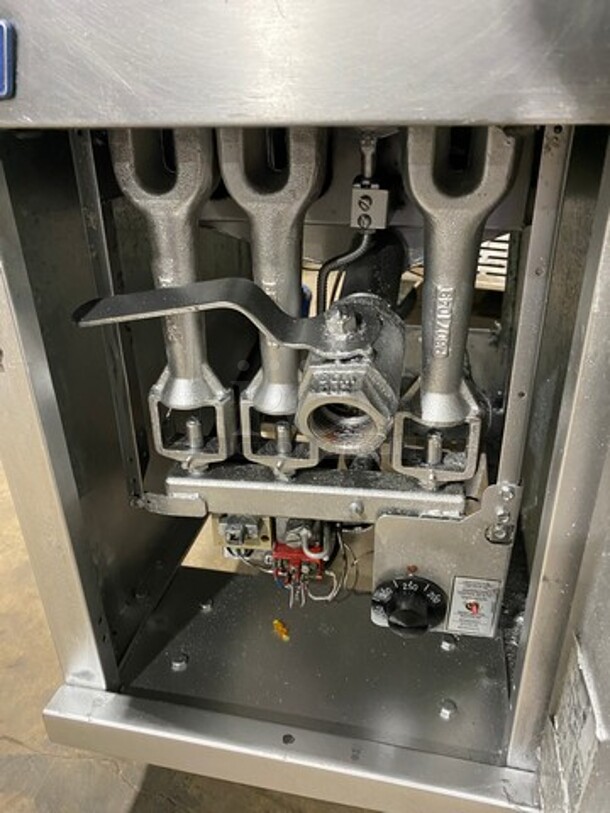 Pitco Commercial Natural Gas Powered Deep Fat Fryer! With 2 Metal Frying Baskets! All Stainless Steel! On Legs! Model: 35C SN: G11JC041453 - Image 7 of 9