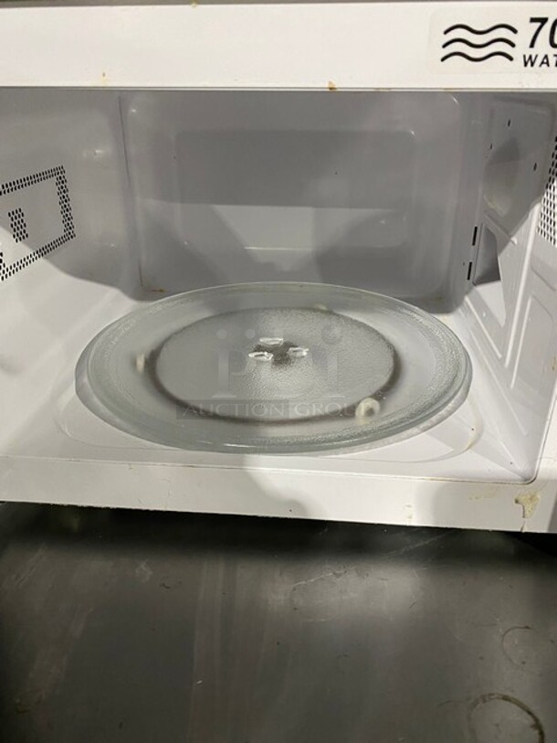 Hamilton Beach! Digital Microwave! 700 WATTS  - Image 7 of 9