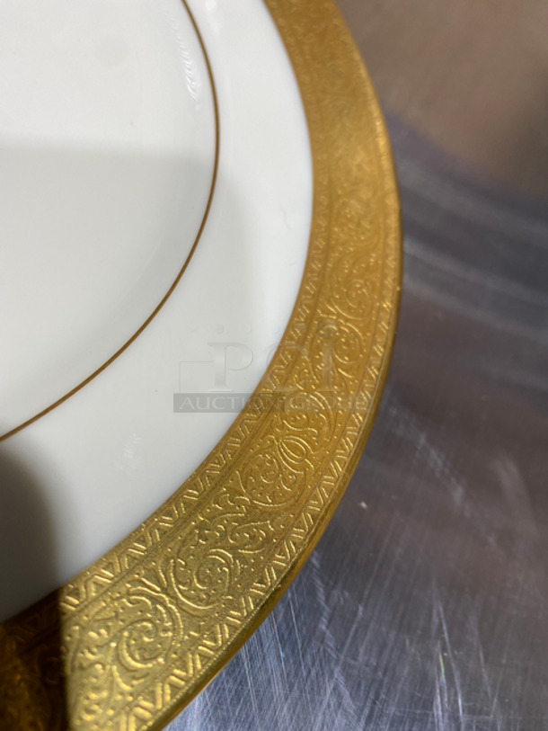 BEAUTIFUL! ELEGANT! BRAND NEW! NEVER USED! Lenox 12 Piece 8" Bowls! Ivory With 24K Gold Trim Dinnerware Collection! Includes Protective Material Carrier! 12x Your Bid! - Image 4 of 6