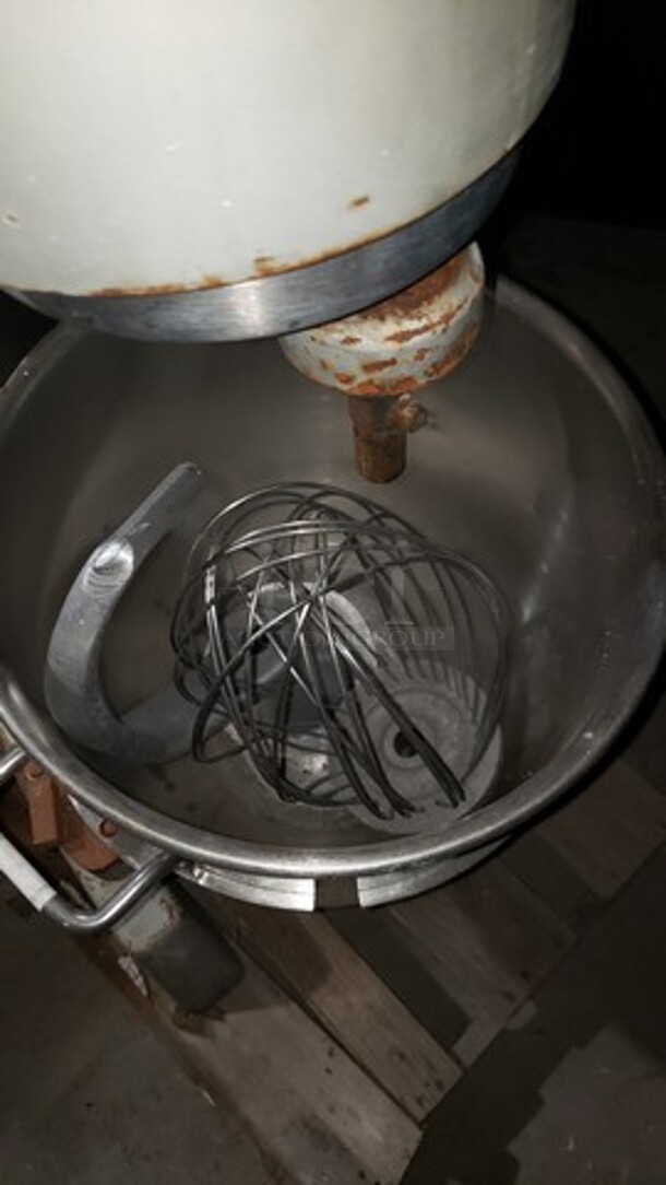 Hobart D330- 40-quart mixer with bowl, hook, and whisk- Working- 120v single Phase - Image 4 of 5