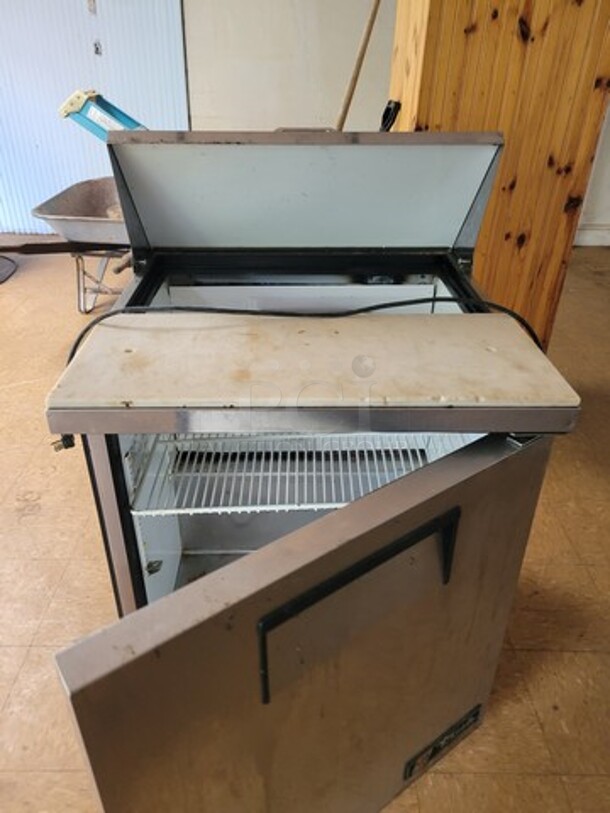 True TSSU-27-08 27" Sandwich/Salad Prep Table w/ Refrigerated Base! - Image 3 of 4