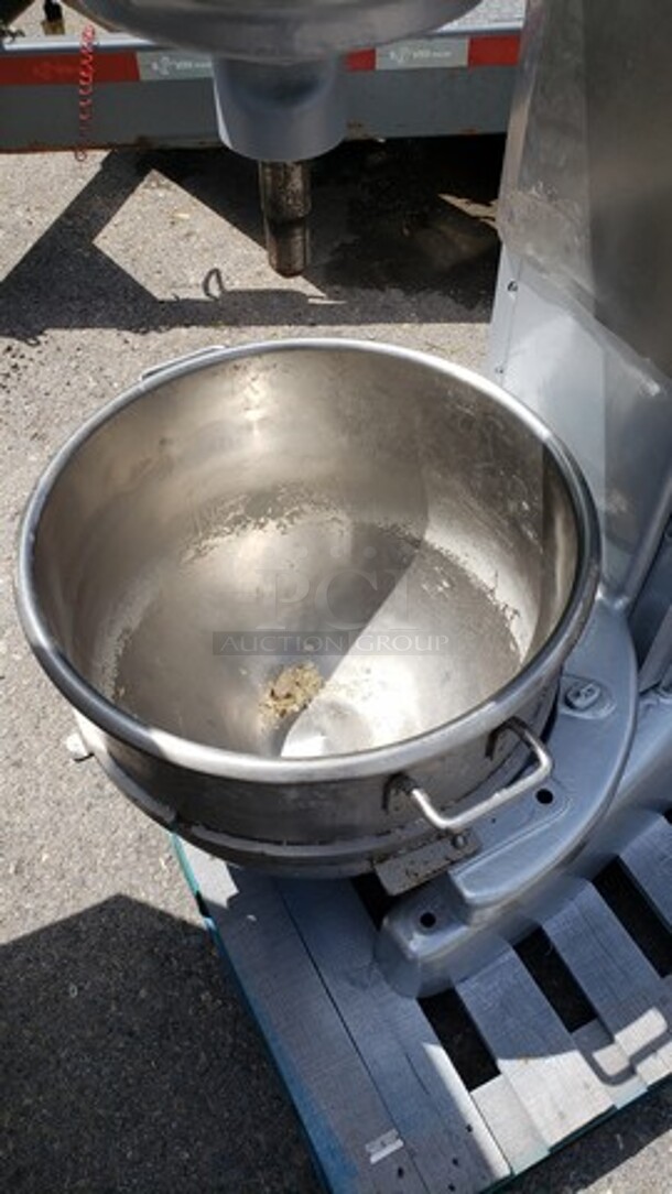 Hobart M802 80qt Mixer w/ Mixing Bowl & Attachments! 
208V
3PH - Image 7 of 8
