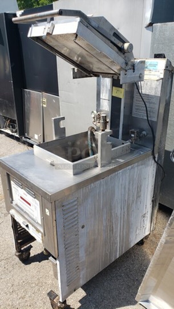 Henny Penny Electric Pressure Fryer! No filter! 

120/208 V 
50/60 Hz
3 PH
 - Image 1 of 4