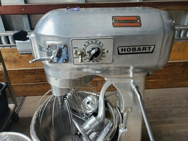 Hobart A-200DT 20Qt Mixer 115V Includes a bowl, Hook, wire whip & a flat beater, Very nice condition!  - Image 2 of 4