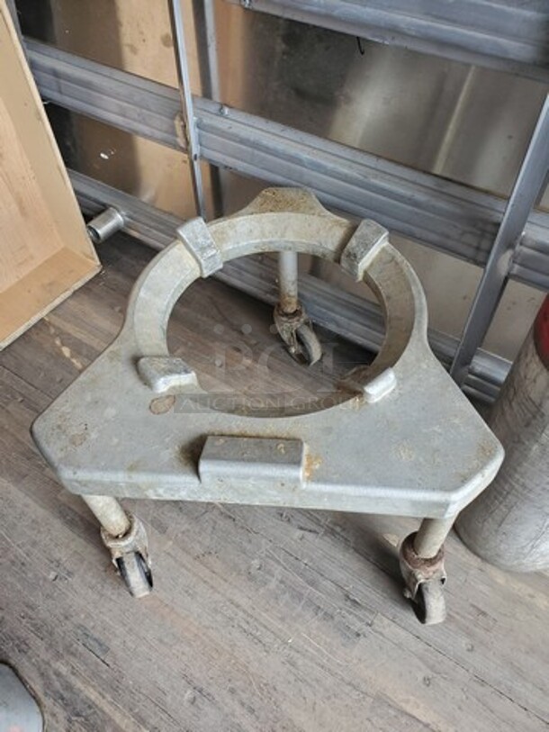 Hobart Legacy+ HL662 60 Qt. Planetary Floor Pizza Mixer with Guard 200-240V/1PH (Broken Knob) W/ Attachments
Includes bowl dolly - Image 9 of 10