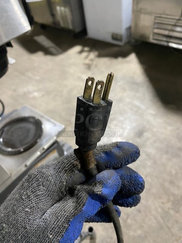 Bunn Commercial Countertop Coffee Brewing Machine! With 2 Coffee Pot Warmers! All Stainless Steel! Model: VP17 - Image 9 of 10