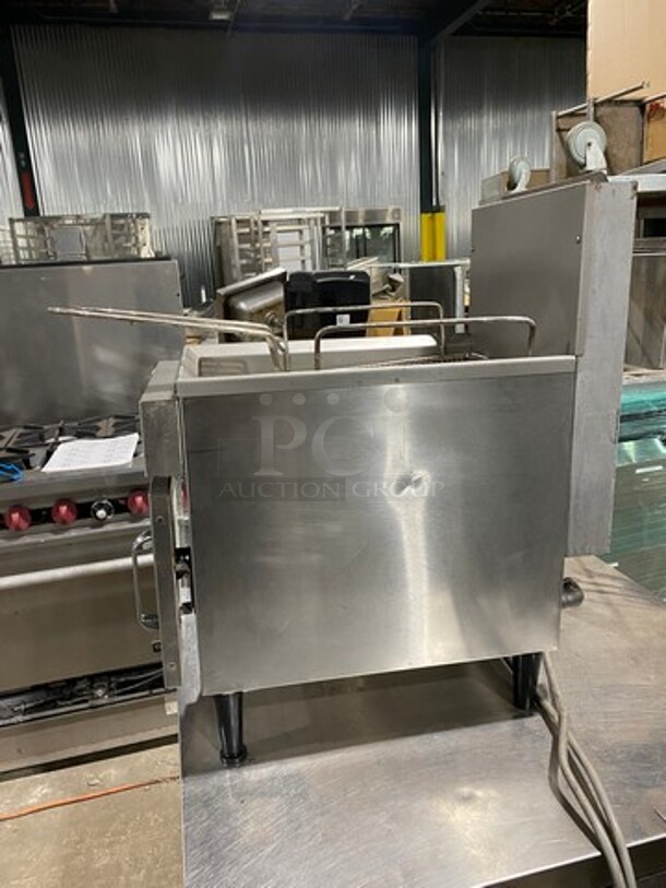 Cecilware Commercial Countertop Natural Gas Powered Deep Fat Fryer! With Back Splash! All Stainless Steel! On Small Legs! Model: GF10 SN: N804915 - Image 2 of 8