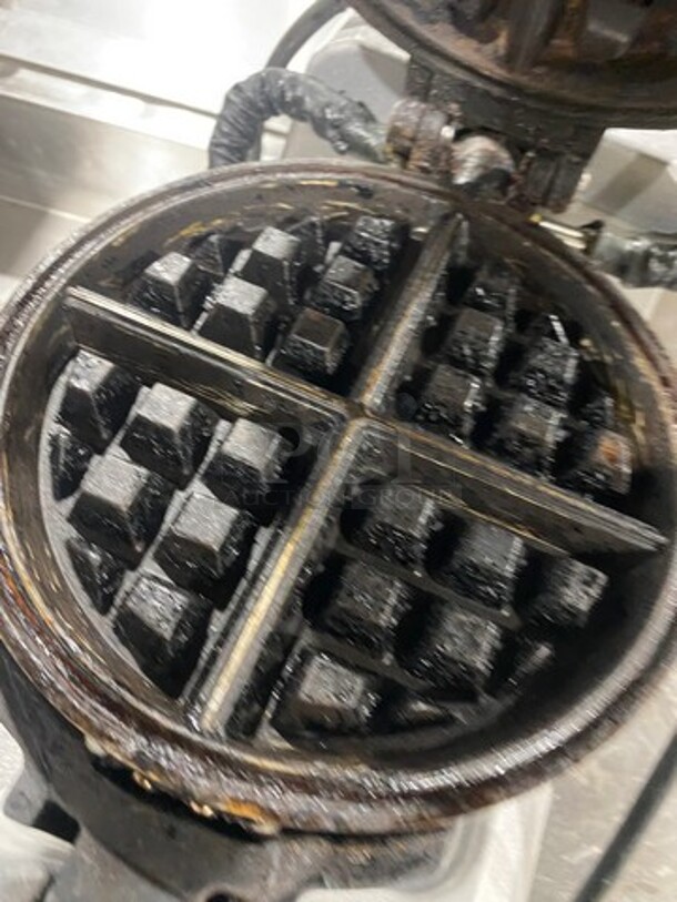 Waring Commercial Countertop Rotating Waffle Maker! Model: WW200 120V - Image 6 of 9