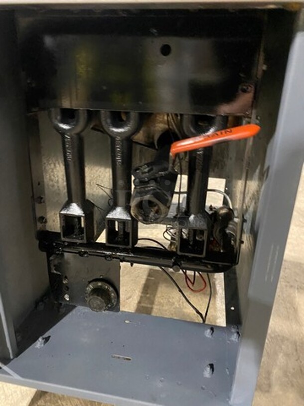 Dean Commercial Natural Gas Powered Deep Fat Fryer! With 2 Metal Frying Baskets! All Stainless Steel! On Legs! Model: SR42GN SN: 1405MA1194 - Image 6 of 8