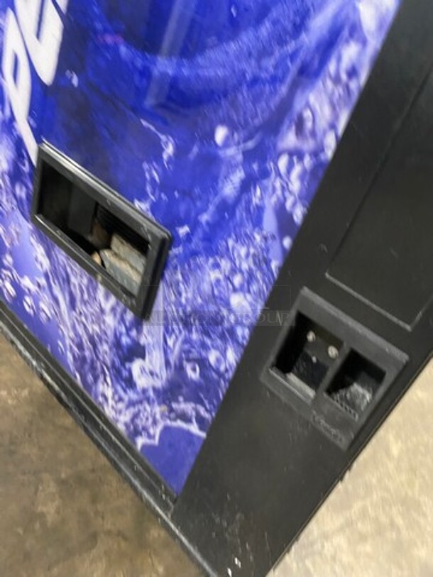 Vendo Commercial Drink Vending Machine! With Bill And Coin Acceptor! With Keys! - Image 6 of 12
