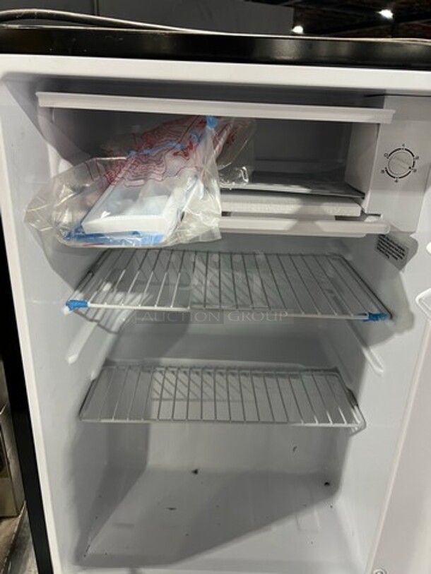 Haier Black Mini Fridge! With Poly Coated Racks And Shelves! Model: HC27SW20RB - Image 5 of 11