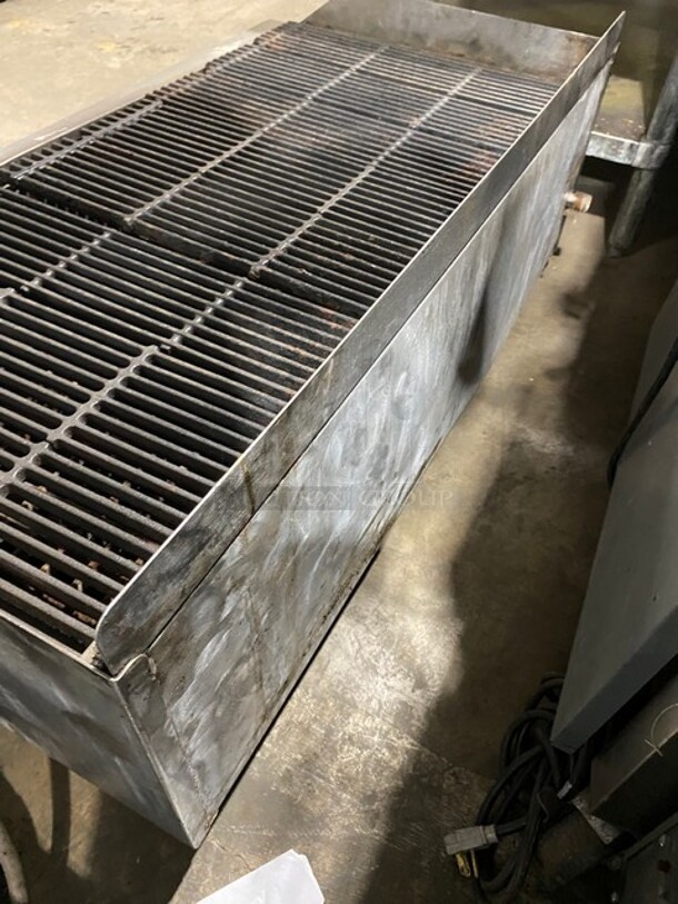 Rankin-Delux 5223 Natural Gas Powered Char broiler! - Image 4 of 7