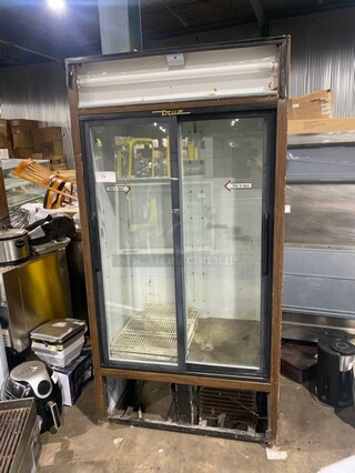 True Commercial 2 Sliding Door! Reach In Refrigerator Merchandiser! With View Through Doors! Model: GDM33 Serial 1835003! 115V 1 Phase!