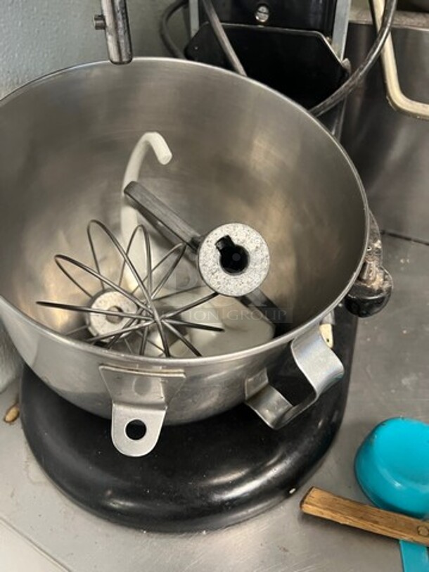 Kitchen Aid Countertop Planetary Mixer! With Mixing Bowl! With Whisk, Hook And Paddle Attachments! WORKING WHEN REMOVED! Model: PROFESSIONALHD - Image 4 of 5