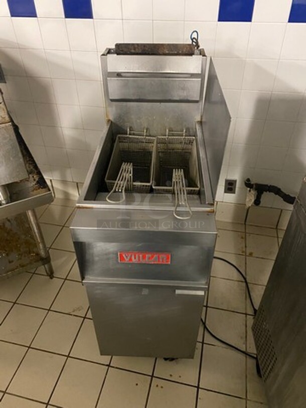 SWEET! Vulcan Commercial Natural Gas Powered Deep Fat Fryer! All Stainless Steel! On Casters! Model: 1GR4SM SN: 481664723