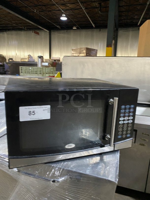 Oster Countertop Microwave Oven! Model: OGB61303G 120V 60HZ 1 Phase