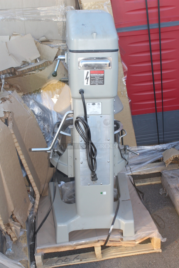 BRAND NEW SCRATCH & DENT! Globe SP30 30 Qt. Planetary Floor Mixer with Guard & Standard Accessories - 120V, 1 hp. S/N:73 24006 Right Leg is cracked. See photos.  - Image 4 of 7