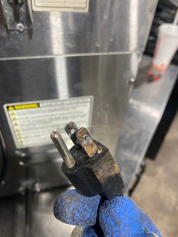 Curtis Stainless Steel Commercial Countertop 3 Burner Coffee Machine! With Hot Water Dispenser and Metal Brew Basket! Model ALP3GTR12A000 Sn:10791395 120V 1Ph  - Image 6 of 8