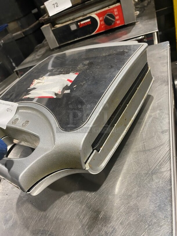 GREAT! Bella Countertop 4 Slot Waffle Maker! Model GH819! 120V!  - Image 3 of 7