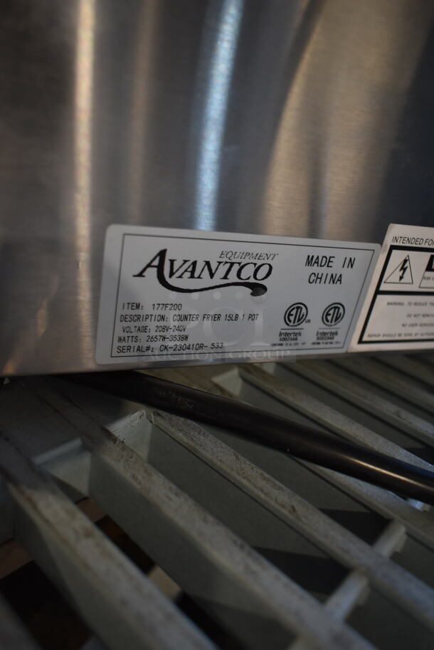 BRAND NEW SCRATCH AND DENT! 2023 Avantco 177F200 Stainless Steel Commercial 15 lb. Medium-Duty Electric Countertop Fryer w/ Metal Fry Basket and Lid. 208/240 Volts, 1 Phase.  - Image 6 of 6